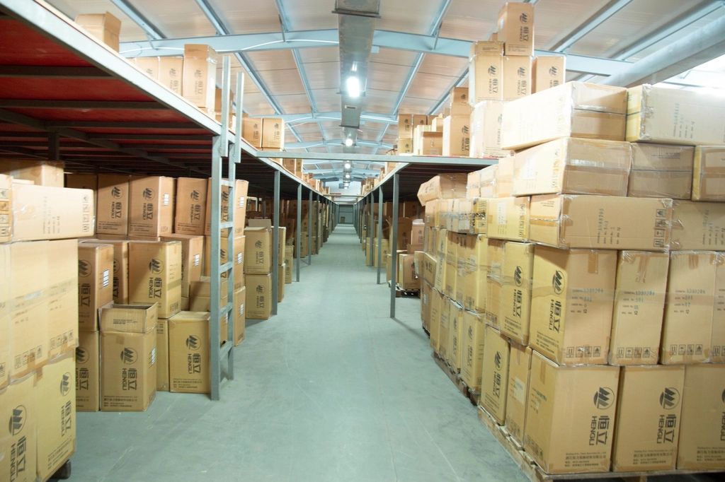 Almacén con mercancía en cajas