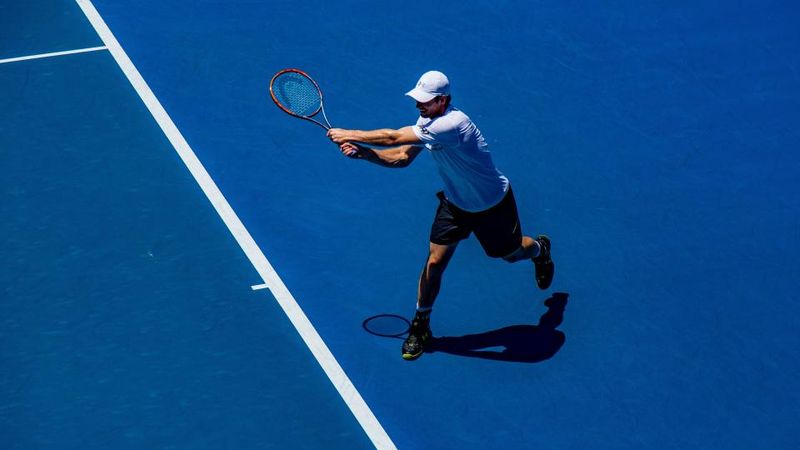 Jugador en una cancha de tenis
