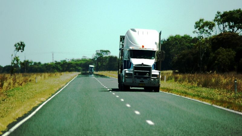 Camión de carga en carretera
