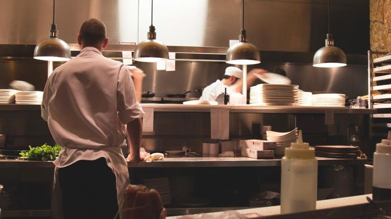 Cocina de restaurante en servicio