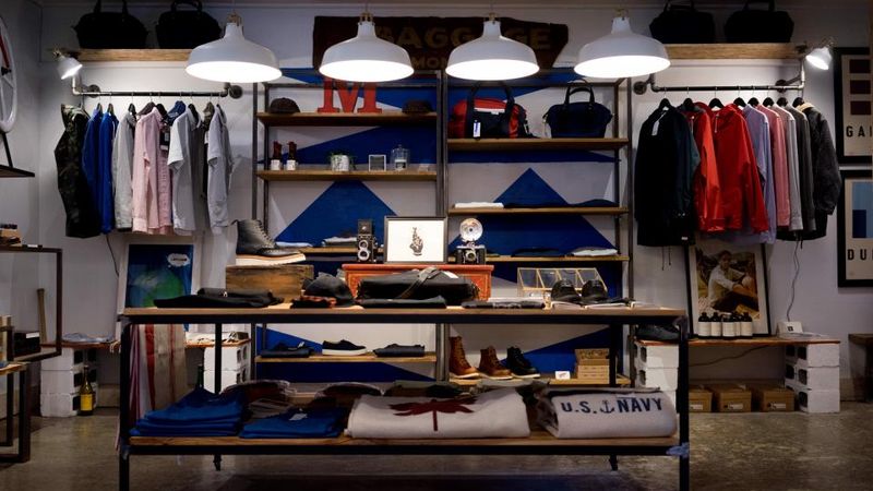 Tienda de ropa con mercancía exhibida